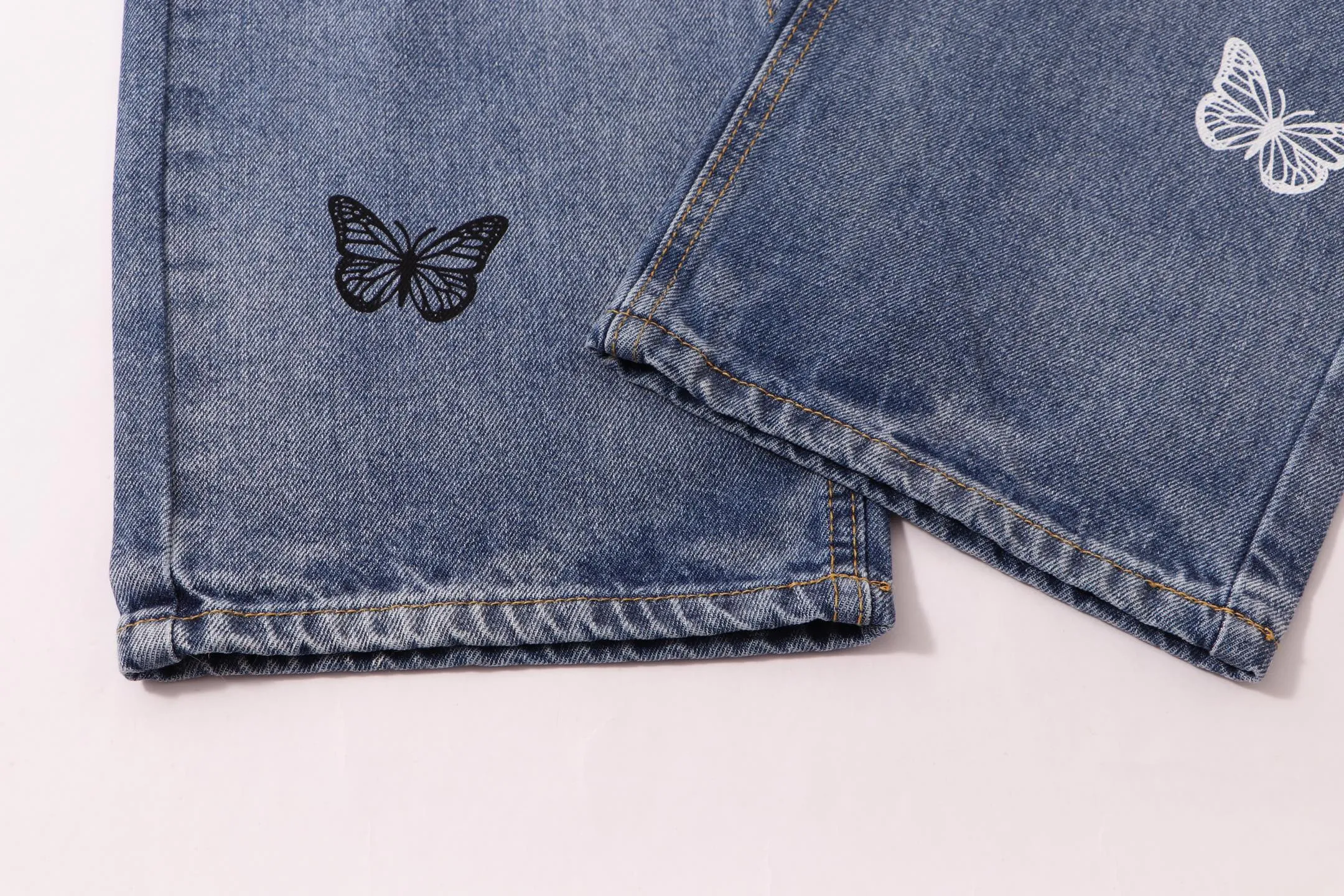 P240 Style number: H95 Croxin & 𝐂𝐡𝐫𝐨𝐦𝐞 𝐇𝐞𝐚𝐫𝐭 ss25 blue butterfly print jeans. Styles with different washed textures are very friendly to people with thin legs and thick legs. The slightly flared version perfectly modifies the leg shape. The timeless and moderate length makes it easy to match and match. It is the basis for various styles and is a must-have in your wardrobe! The fabric is stiff but also makes the upper body soft without losing texture. The washing process is even more perfect. It is a must-have item for everyone! ! ! Washed wheat, hang tag, pants label, three labels complete Color: blue Size: 28-30-32-34
